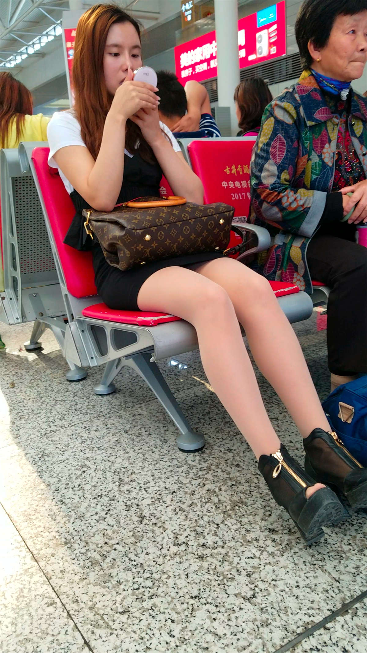[4K高清视频]超气质逆天颜值黑丝街拍美腿仙女-日更街拍
