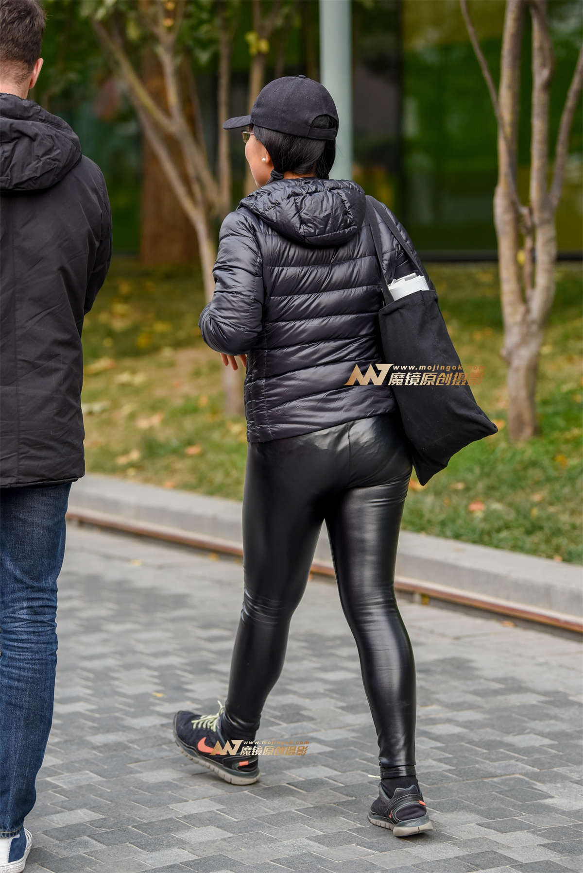 图片[2]-性感紧身皮裤-日更街拍