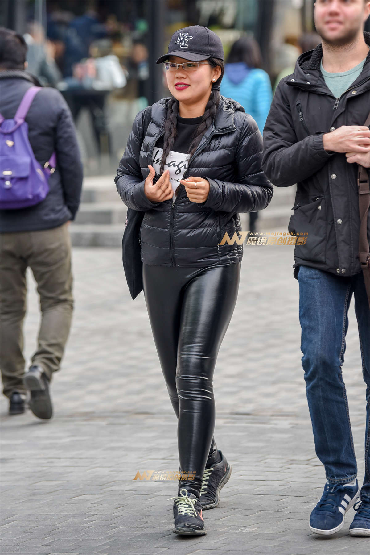 性感紧身皮裤-日更街拍