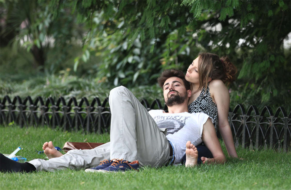 图片[2]-踏青公园街拍系列No.1107 警觉的高颜值外国MM让人只能远观其玉足-日更街拍