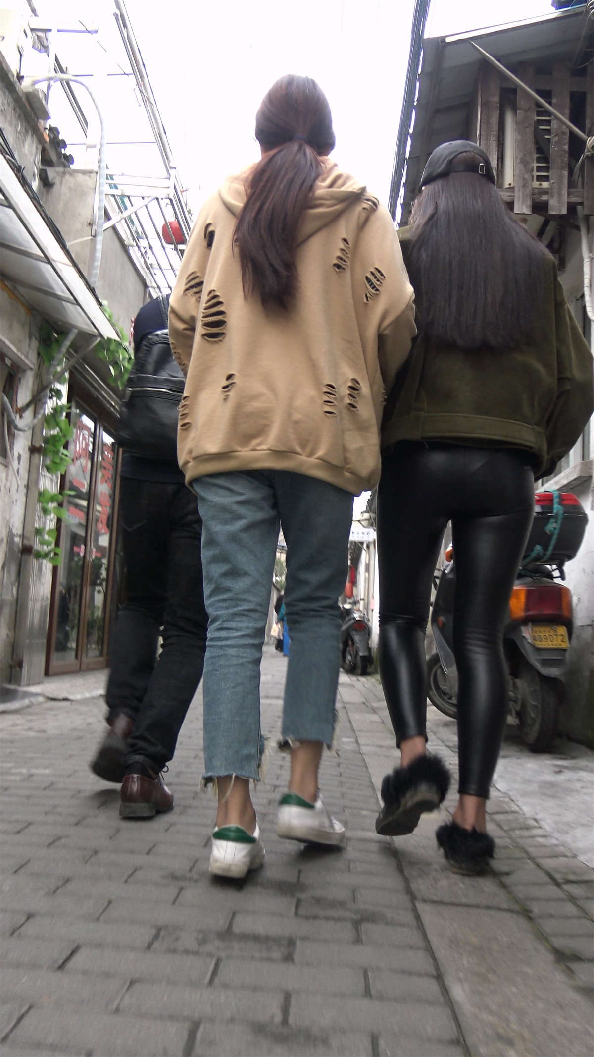 紧身皮裤鸭舌帽女孩-日更街拍