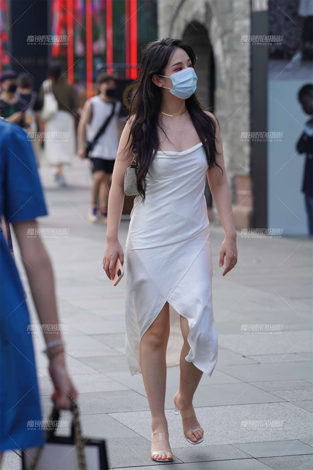 白裙美眉-日更街拍