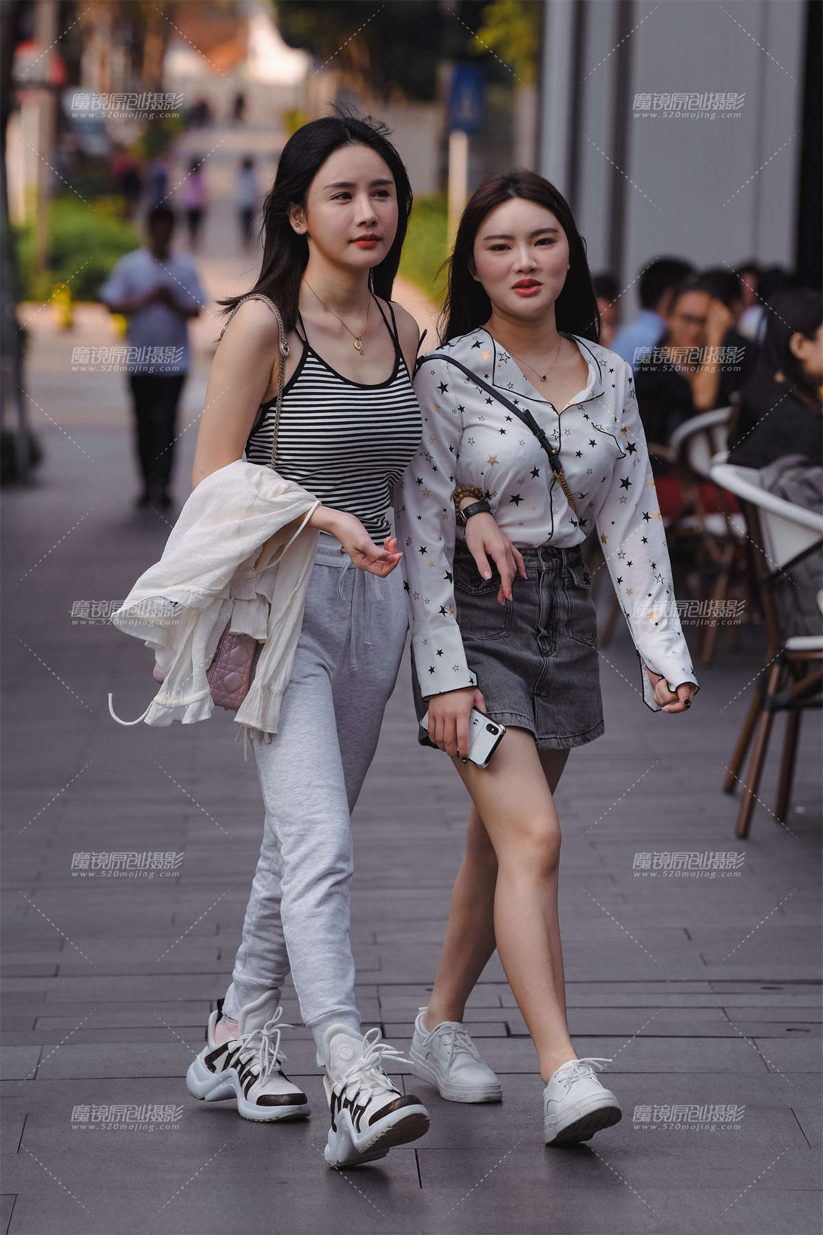 【久久赛帖】大露背翘臀美女-日更街拍