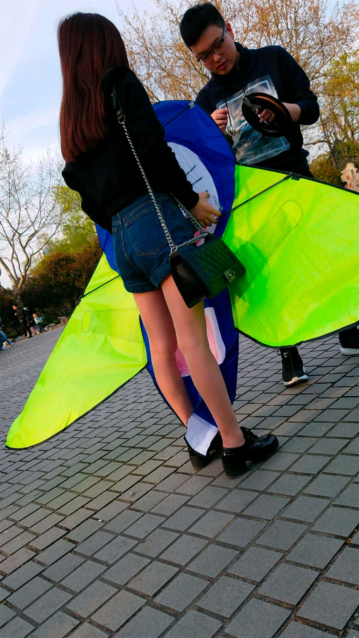 热裤清纯美女姐姐-日更街拍
