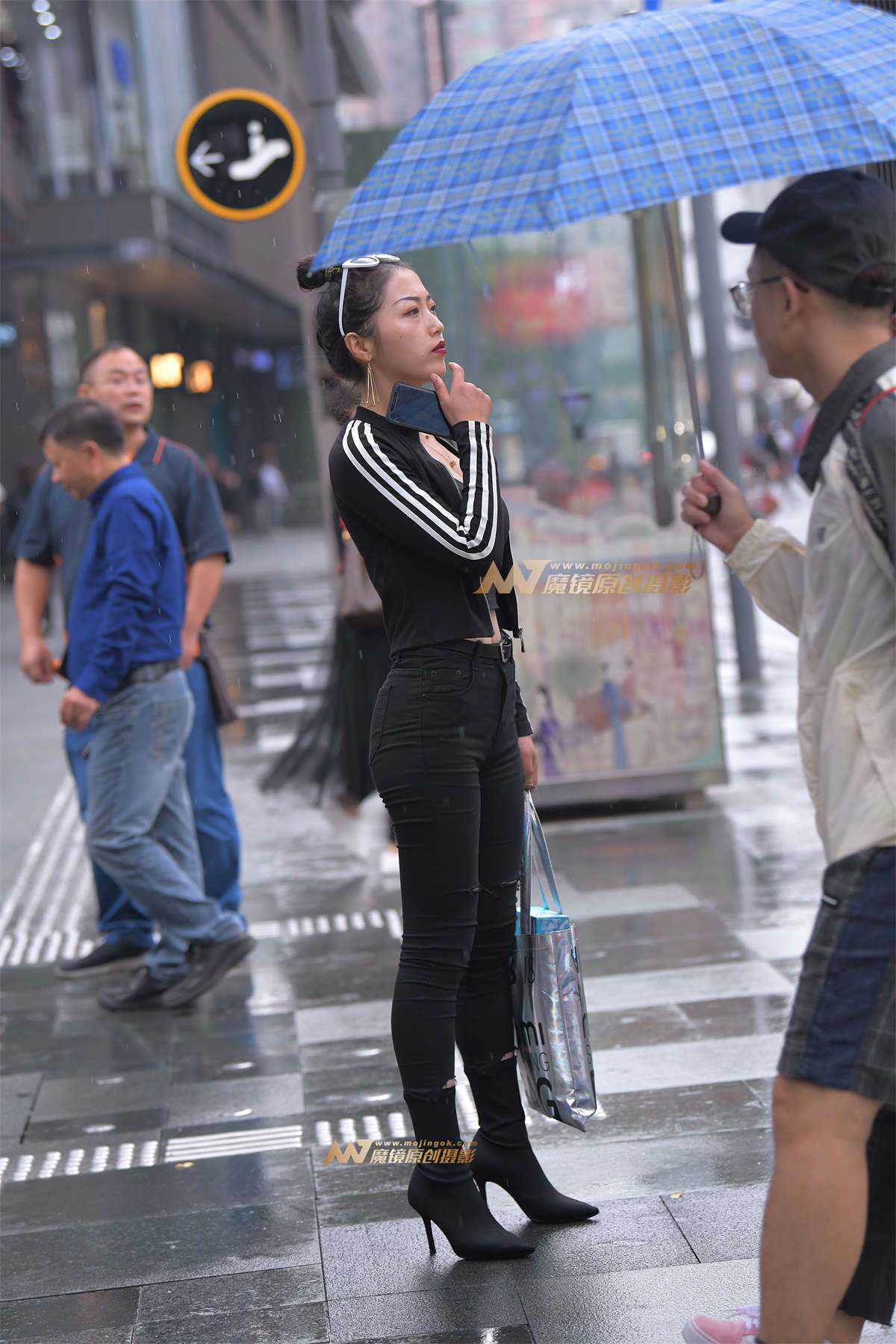 【街拍之魂赛帖】雨中的紧身黑裤-日更街拍