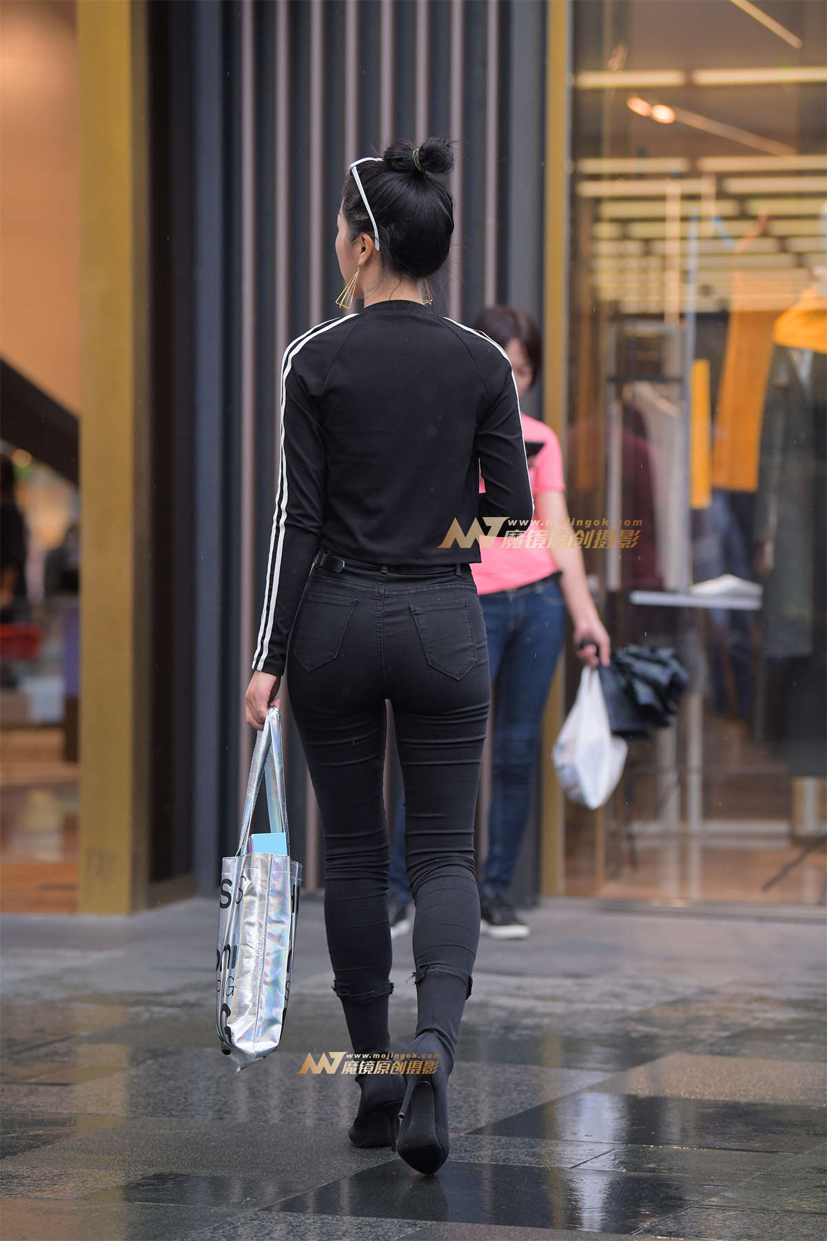 图片[2]-【街拍之魂赛帖】雨中的紧身黑裤-日更街拍