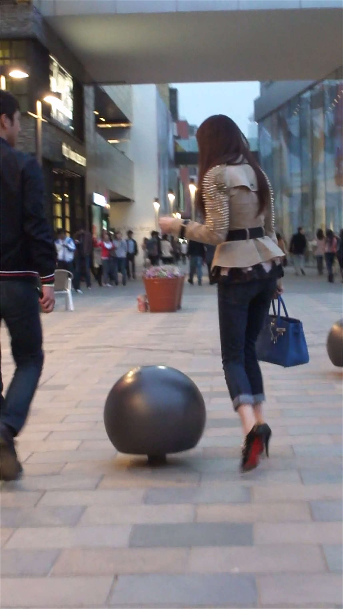 图片[2]-街拍紧身牛仔裤清纯气质美女-日更街拍