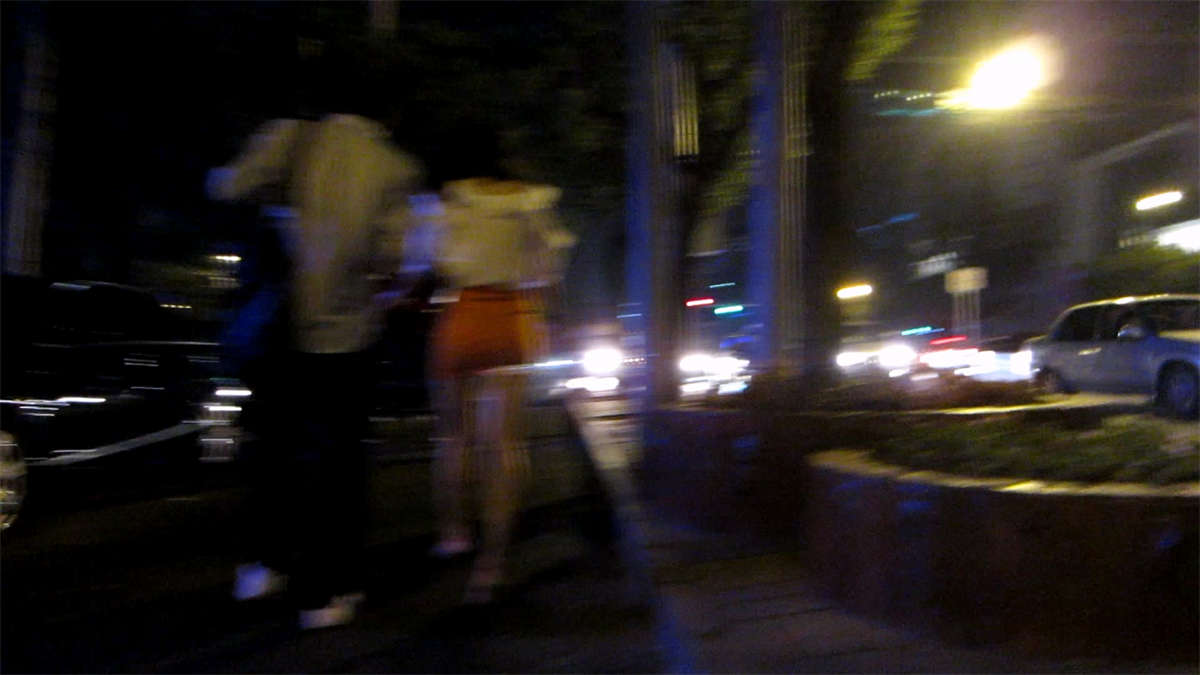极品橙色紧身裙美女和男友街边打车-日更街拍