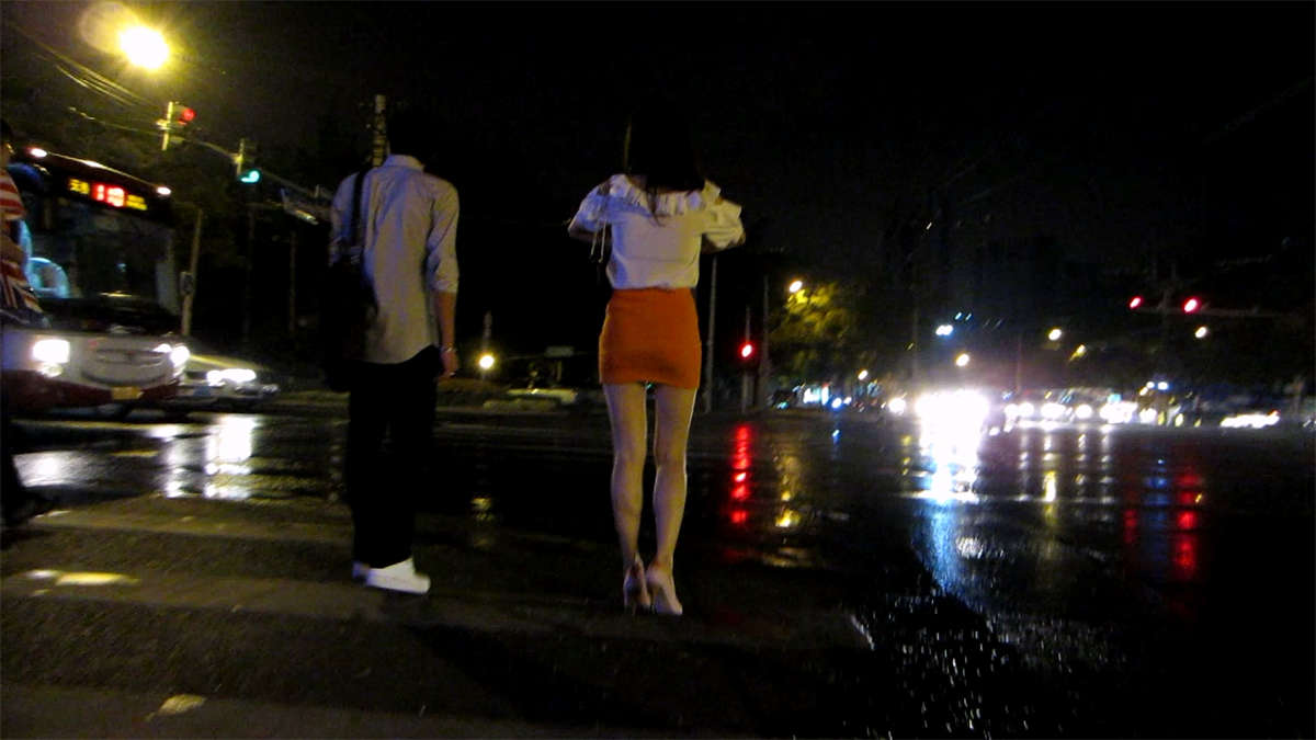 图片[2]-极品橙色紧身裙美女和男友街边打车-日更街拍