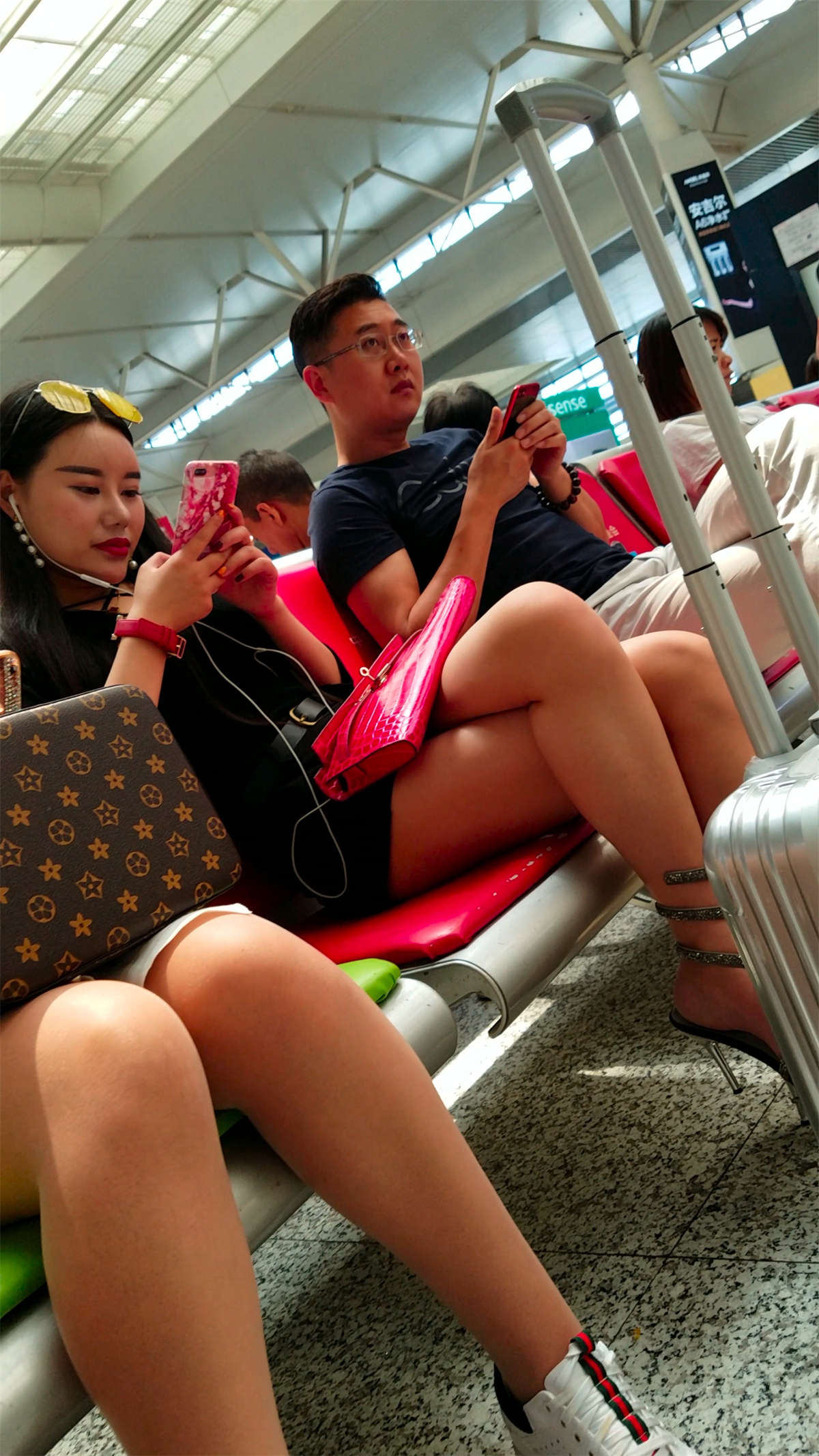 图片[2]-[4K高清视频]超性感美腿黑色连衣裙女神-日更街拍