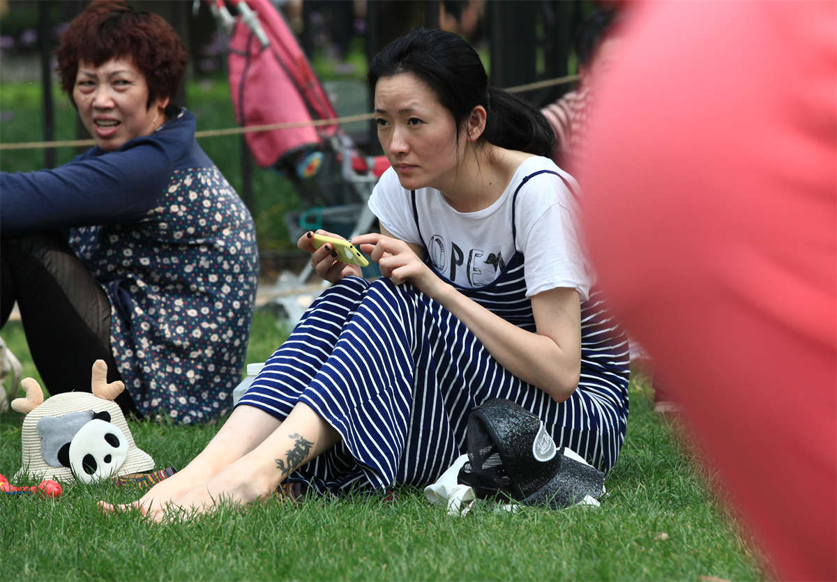 图片[2]-踏青公园街拍系列No.1108 论品相，足弓高耸的脚型都是上等美足-日更街拍