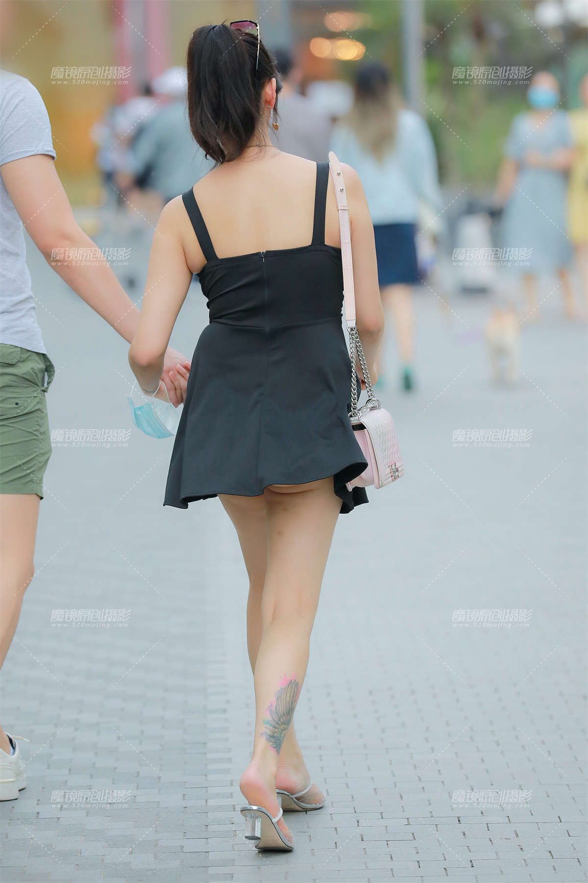 图片[2]-【玻璃街拍】玩跷跷板的性感女友-日更街拍