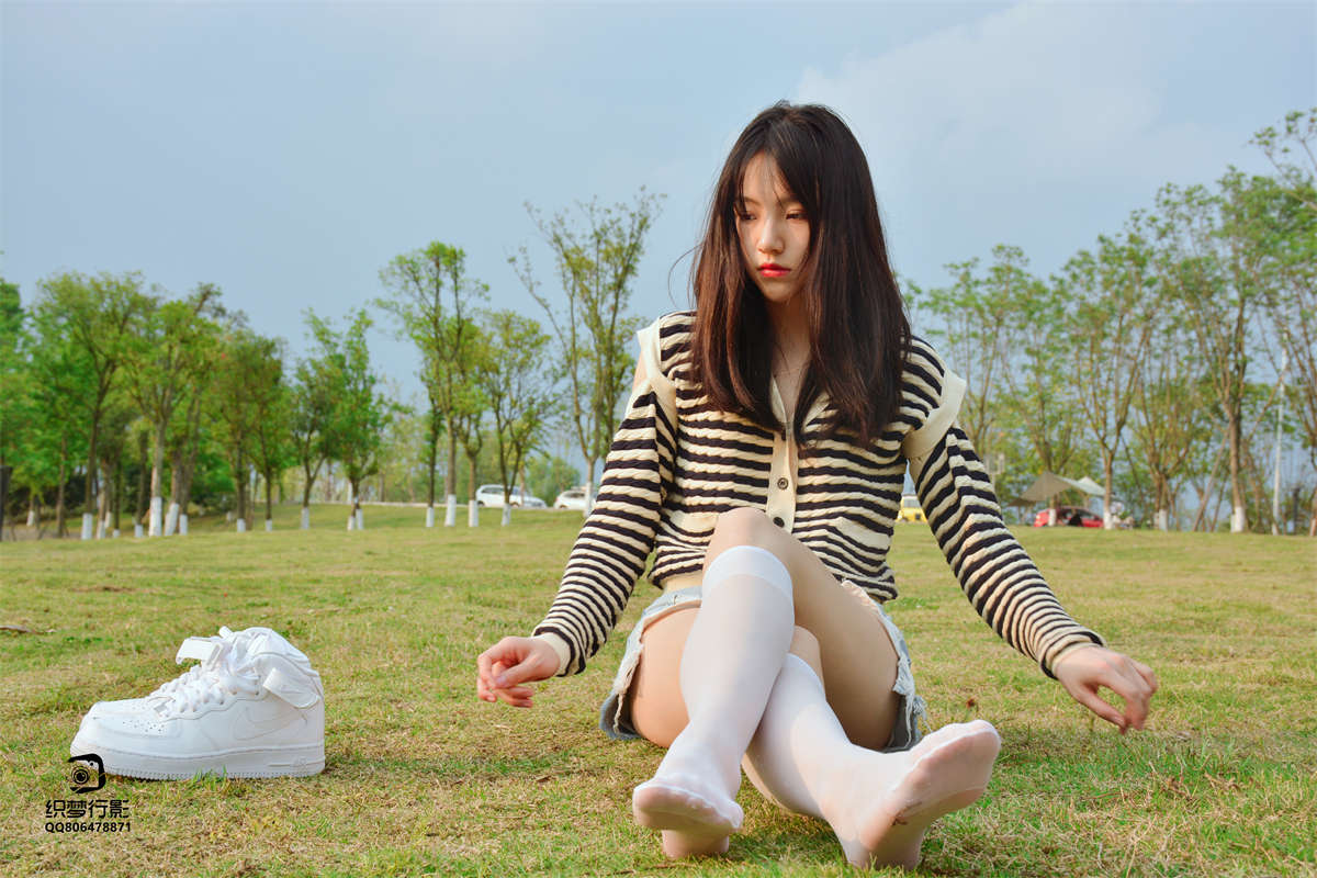 图片[2]-织梦行影摄影作品 第117期 草地白丝-日更街拍