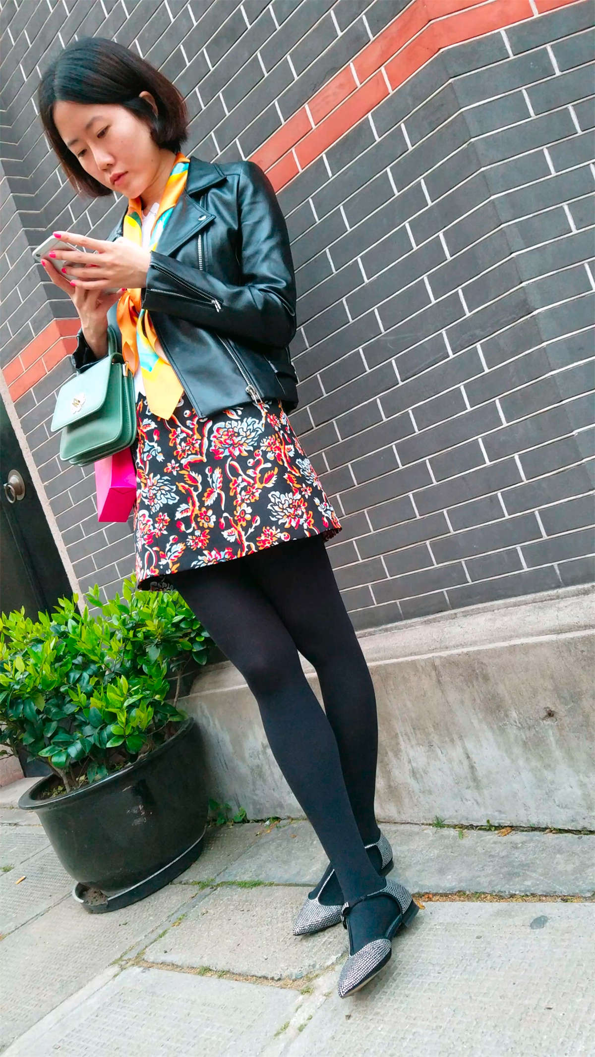 图片[2]-在等男友的黑色袜裤美女-日更街拍