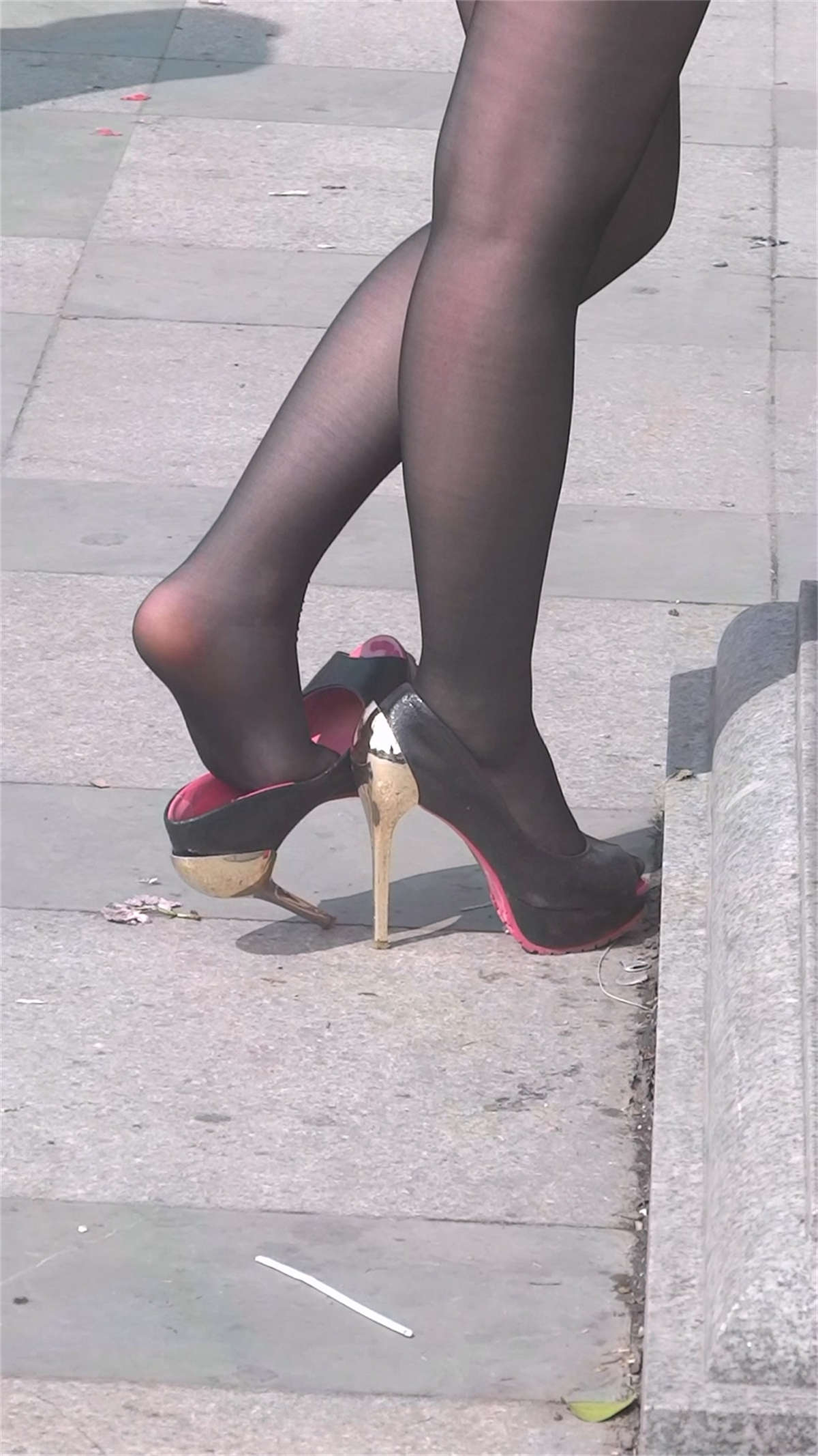 黑丝美女玩鞋-日更街拍