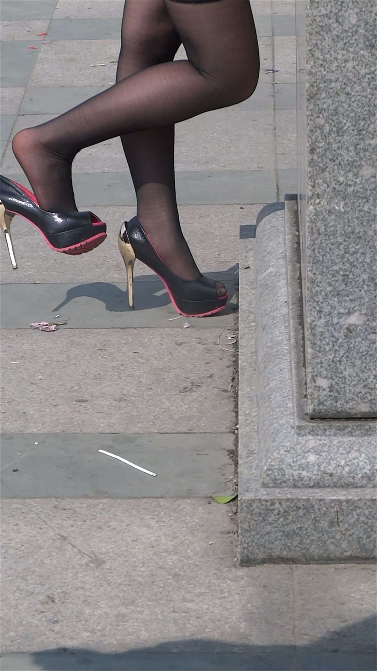 图片[2]-黑丝美女玩鞋-日更街拍