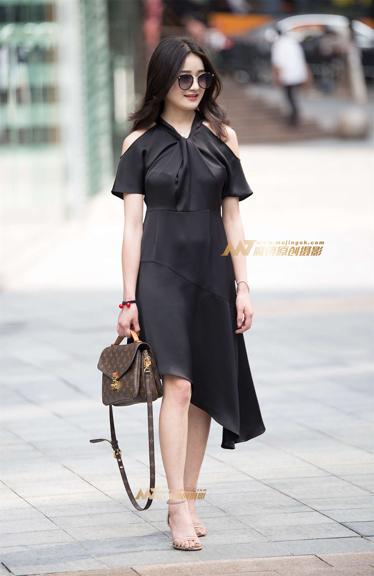 肉肉的穿衣显瘦的妹纸-日更街拍