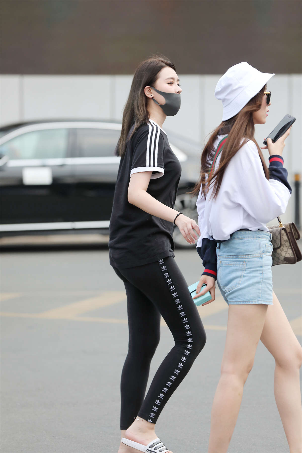 [辉辉街拍]黑裤子长腿小姐姐有个很圆的臀部-日更街拍