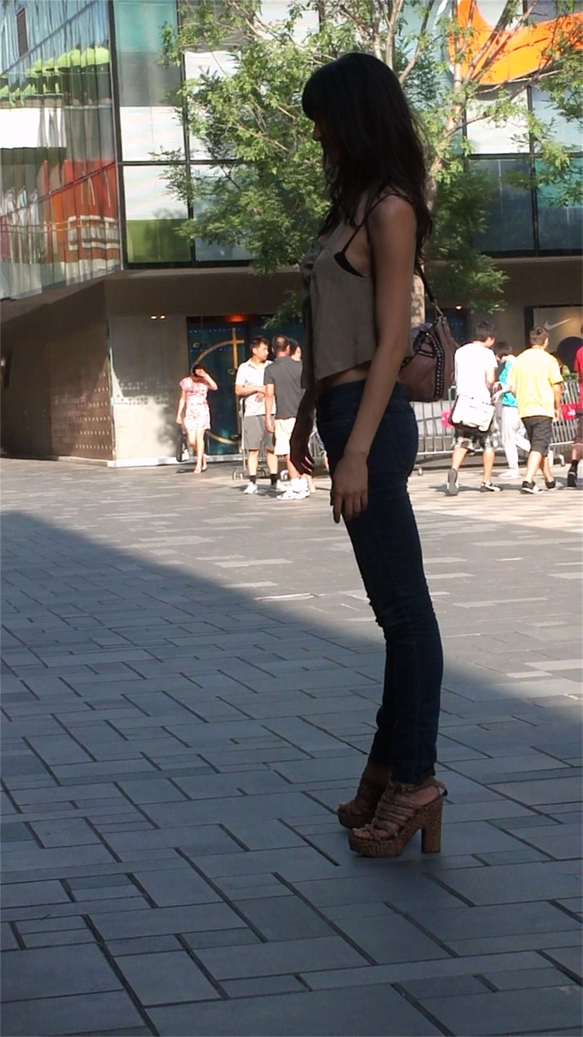 图片[2]-街拍蓝色紧身牛仔裤美女-日更街拍