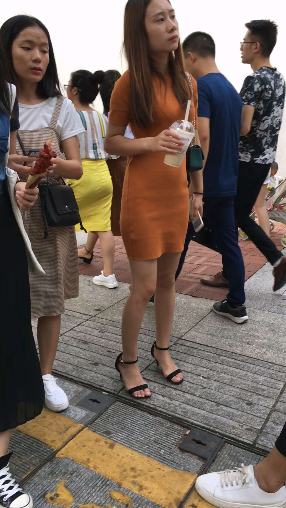 包臀连衣裙很性感-日更街拍
