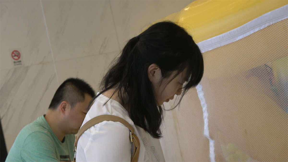 带孩子在游乐场玩的气质辣妈-日更街拍