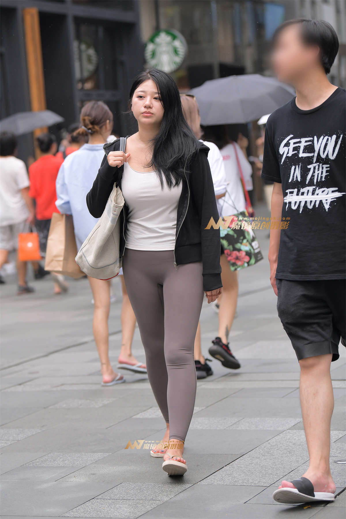 【街拍之魂赛帖】雨中的紧身裤-日更街拍