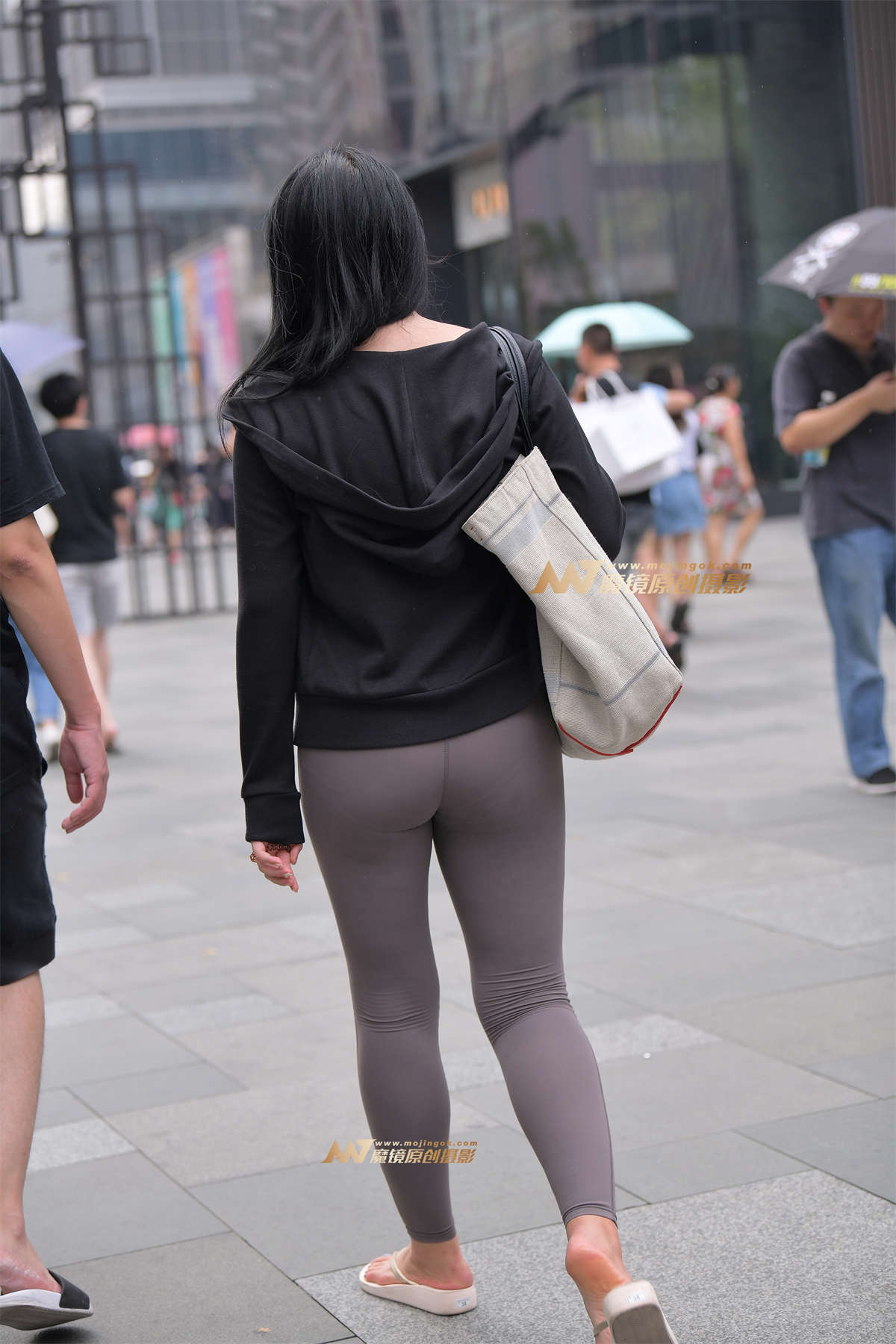 图片[2]-【街拍之魂赛帖】雨中的紧身裤-日更街拍