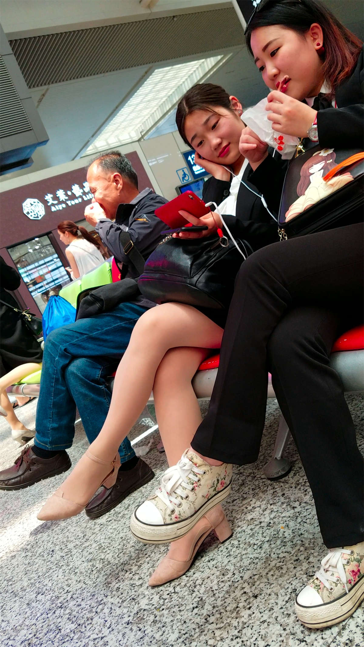 图片[2]-[4K高清视频]候车室的肉丝街拍美腿黑色包臀-日更街拍