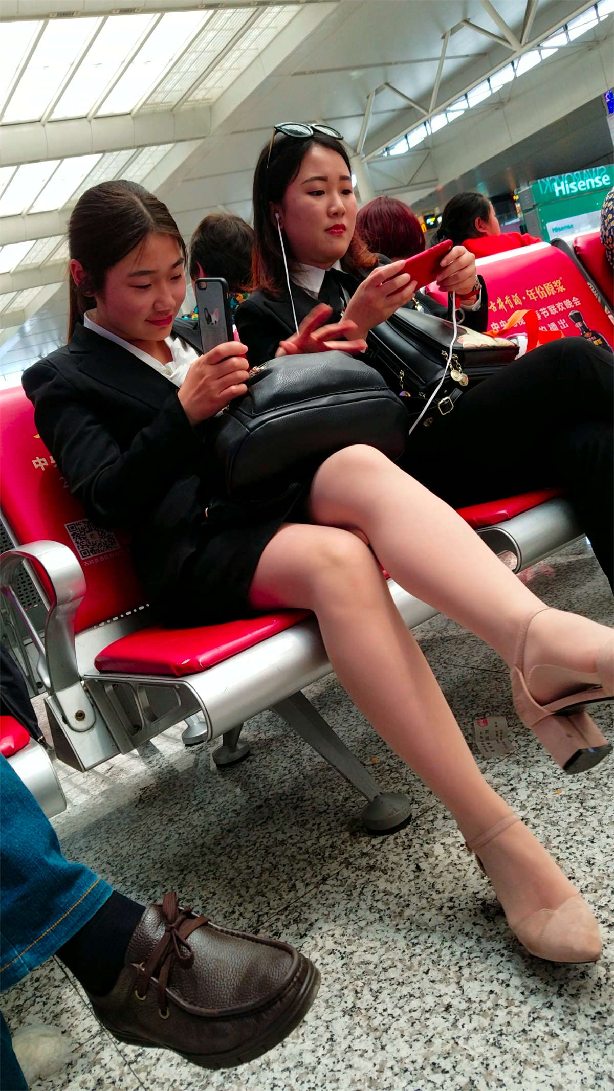 [4K高清视频]候车室的肉丝街拍美腿黑色包臀-日更街拍