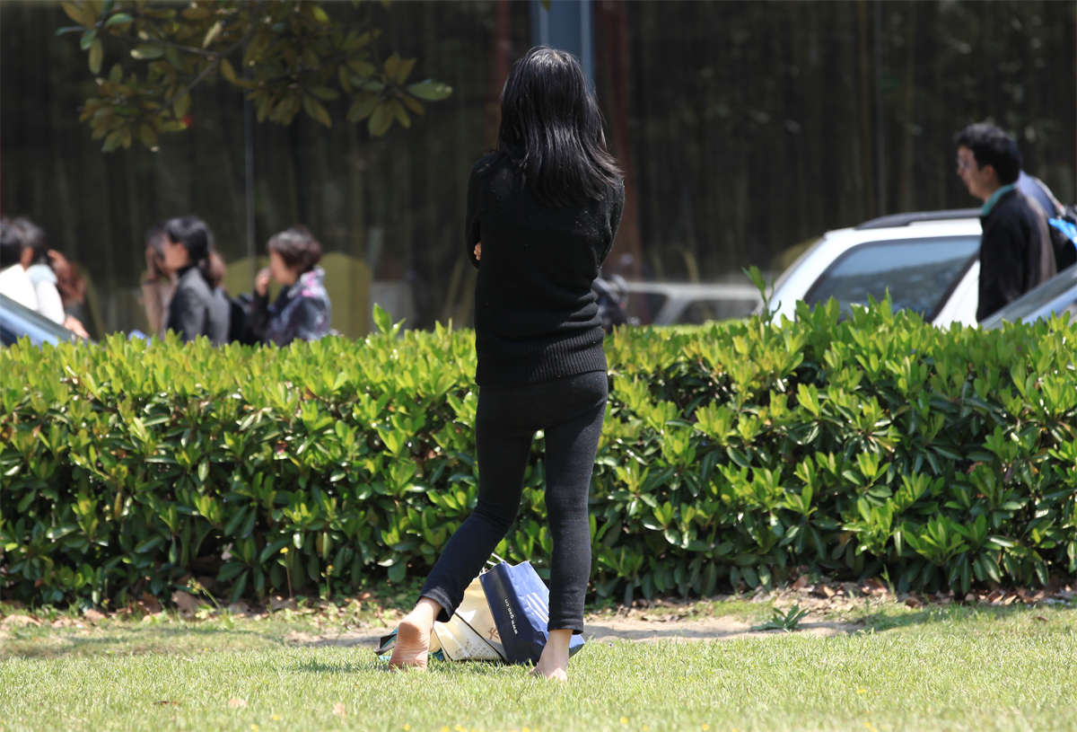 图片[2]-踏青公园街拍系列No.1109 赤足少妇竟然独自起舞，这是什么情况？-日更街拍