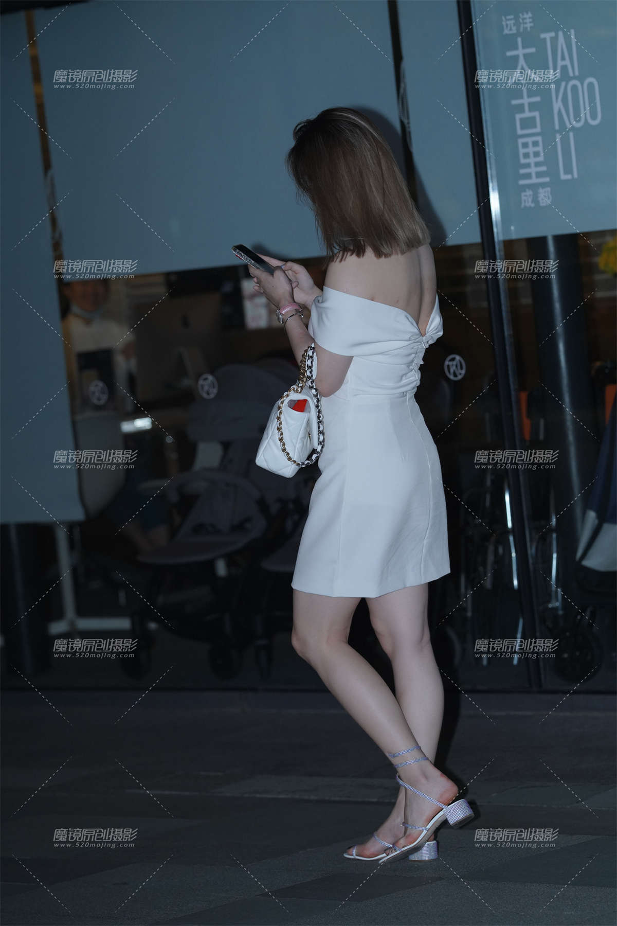 图片[2]-夜幕下动人的美女-日更街拍