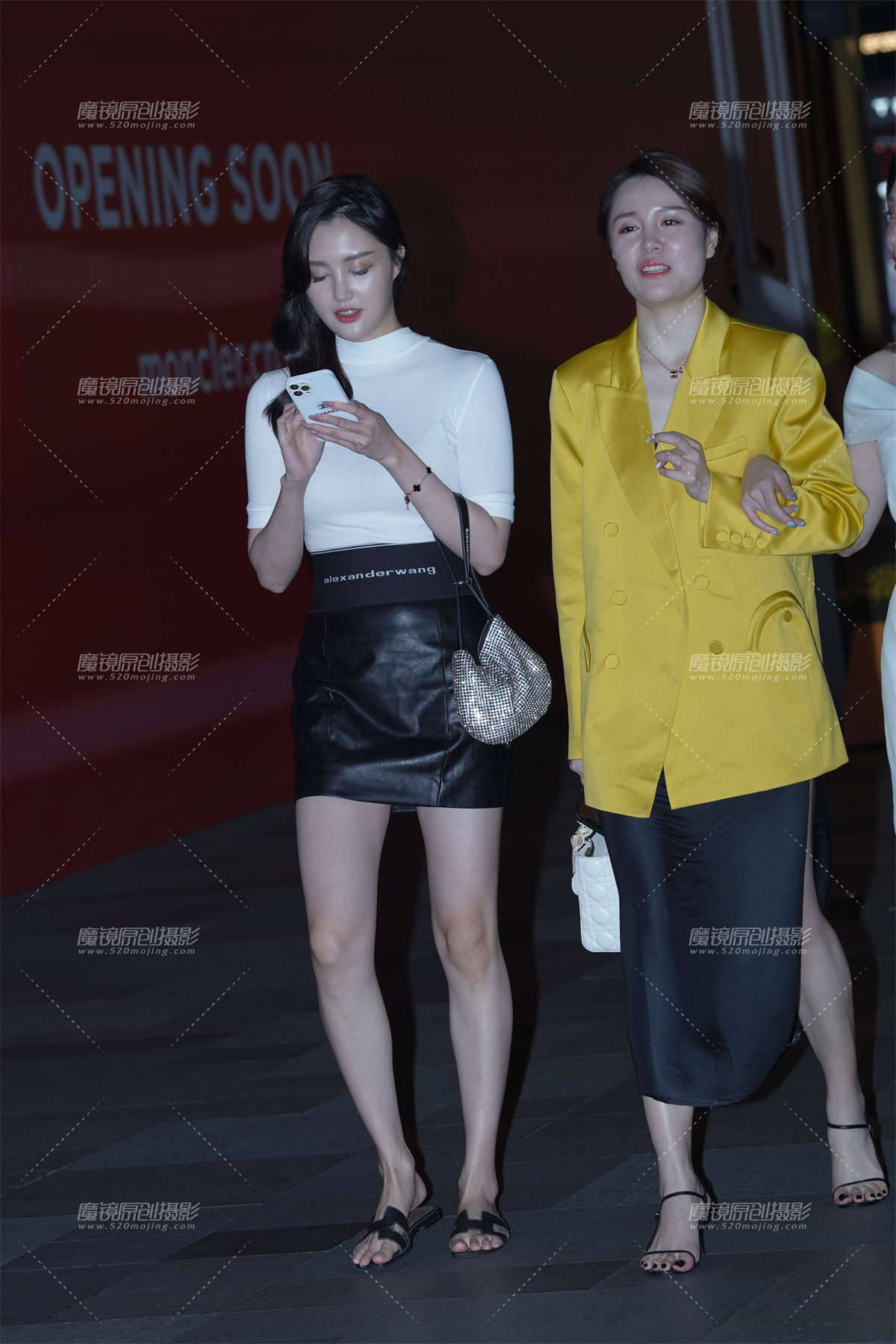 夜幕下动人的美女-日更街拍