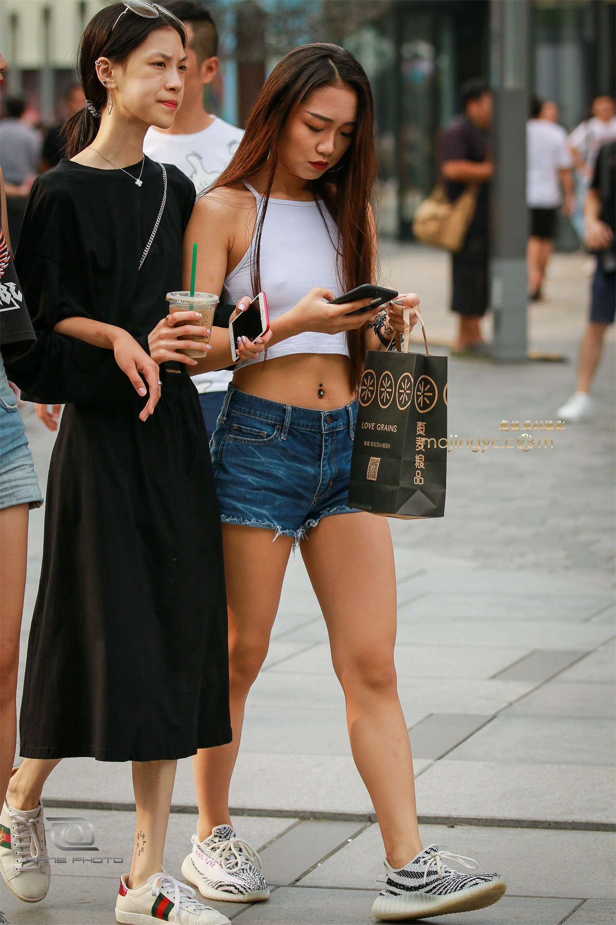 透明肚兜好诱人-日更街拍