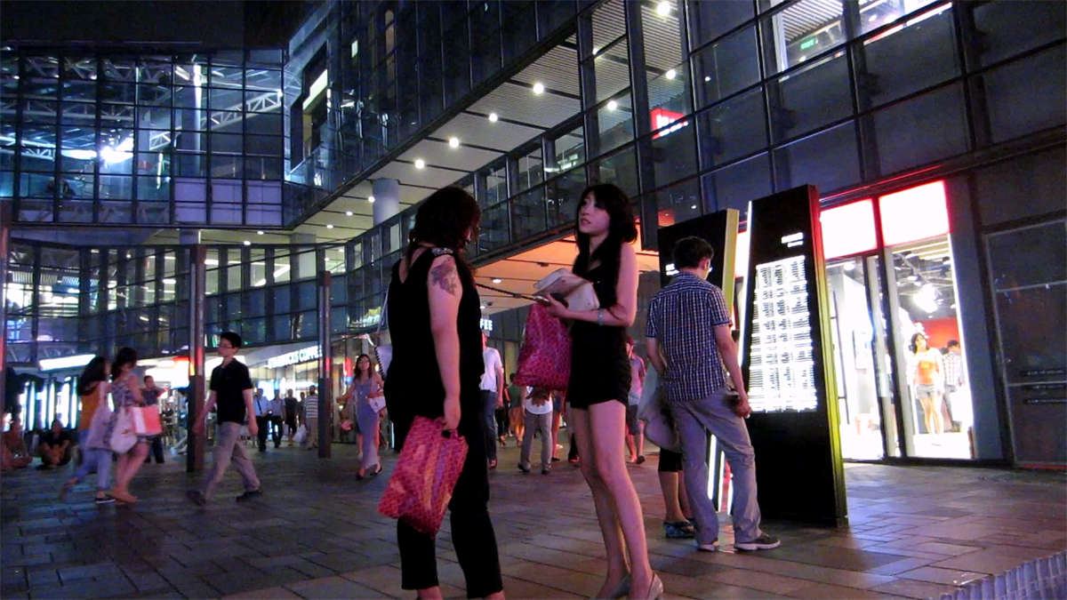 图片[2]-街拍好身材吊带漏肩美女-日更街拍