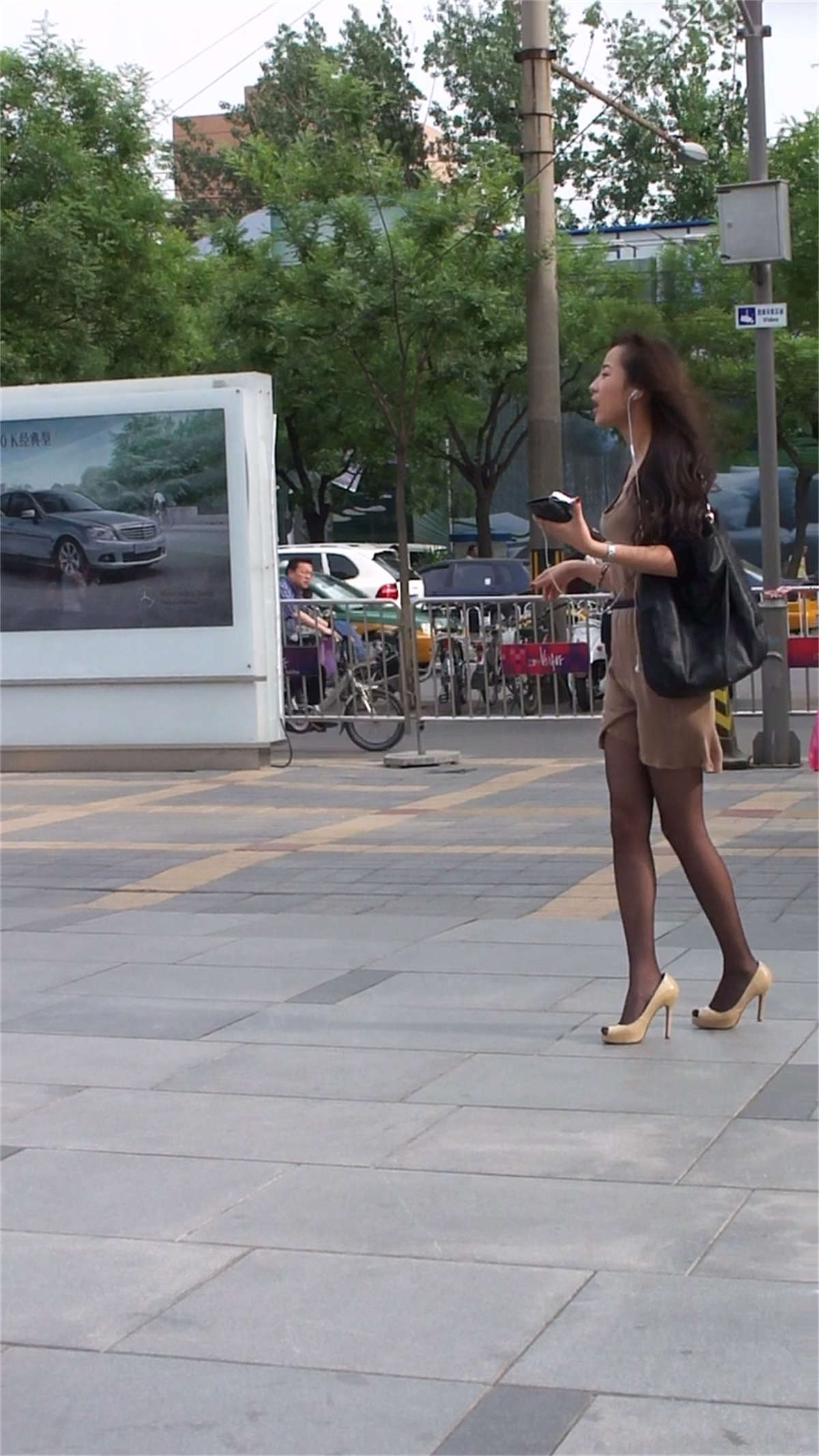 图片[2]-街拍美女的黑丝和美腿-日更街拍