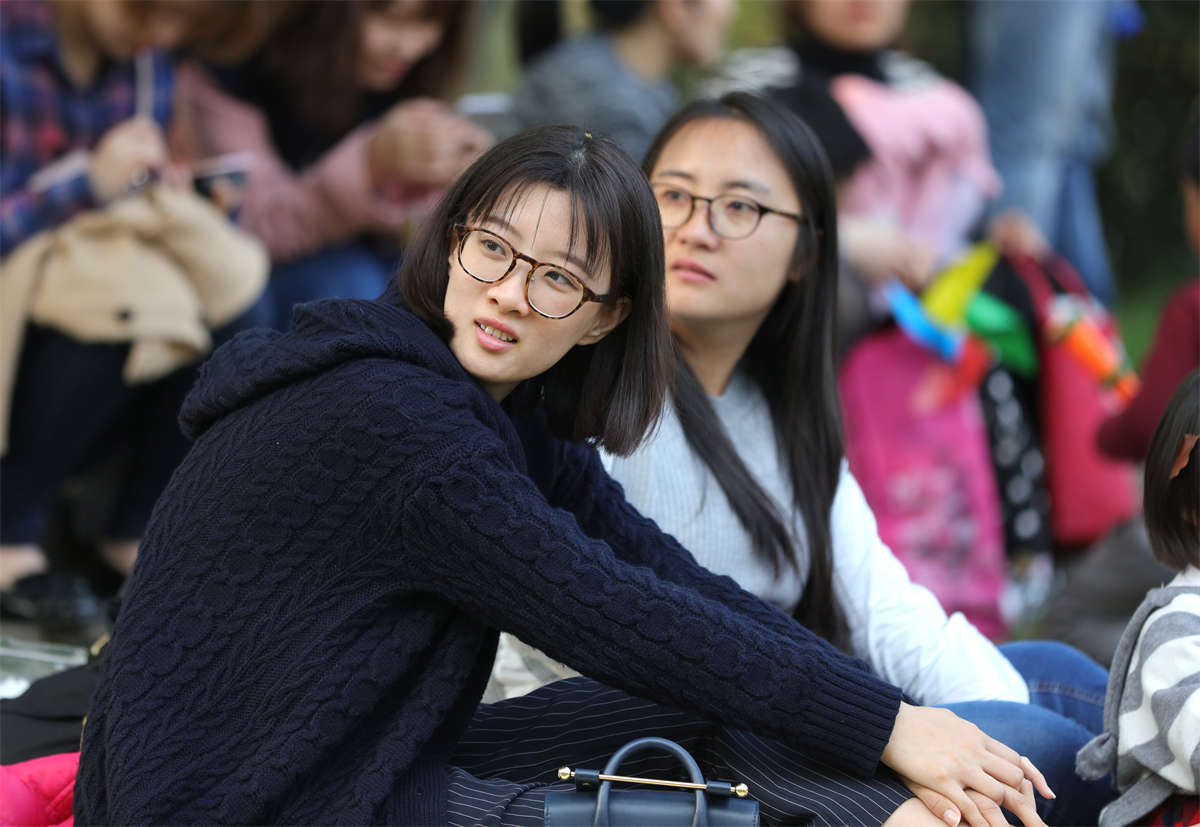 踏青公园街拍系列No.1303 纯纯的女孩长裤下穿着长丝，想必还是有颗火辣的心-日更街拍