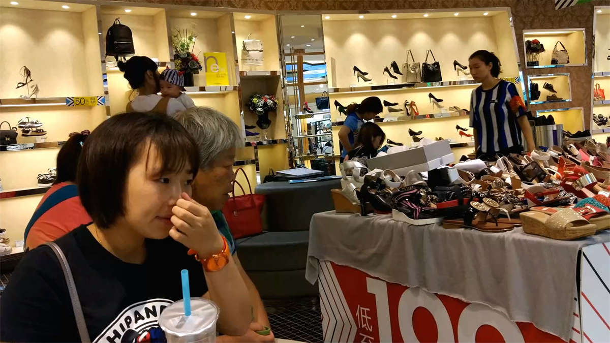 图片[2]-多位女神级美女齐聚鞋柜商场试鞋-日更街拍