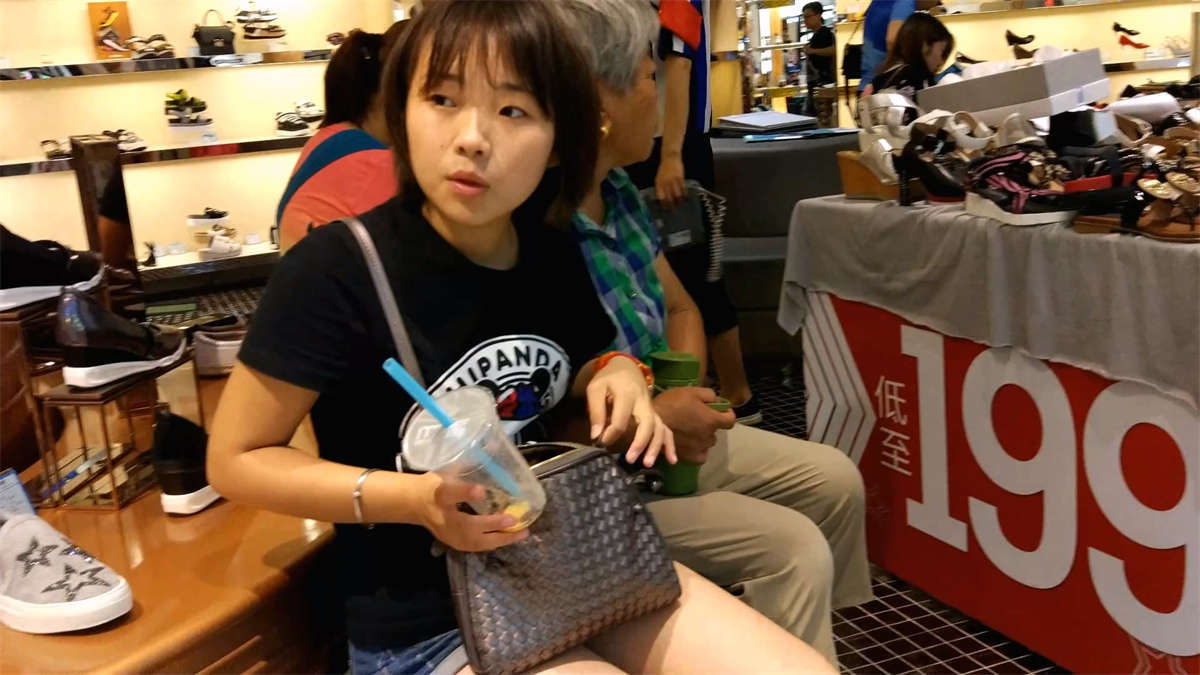 多位女神级美女齐聚鞋柜商场试鞋-日更街拍