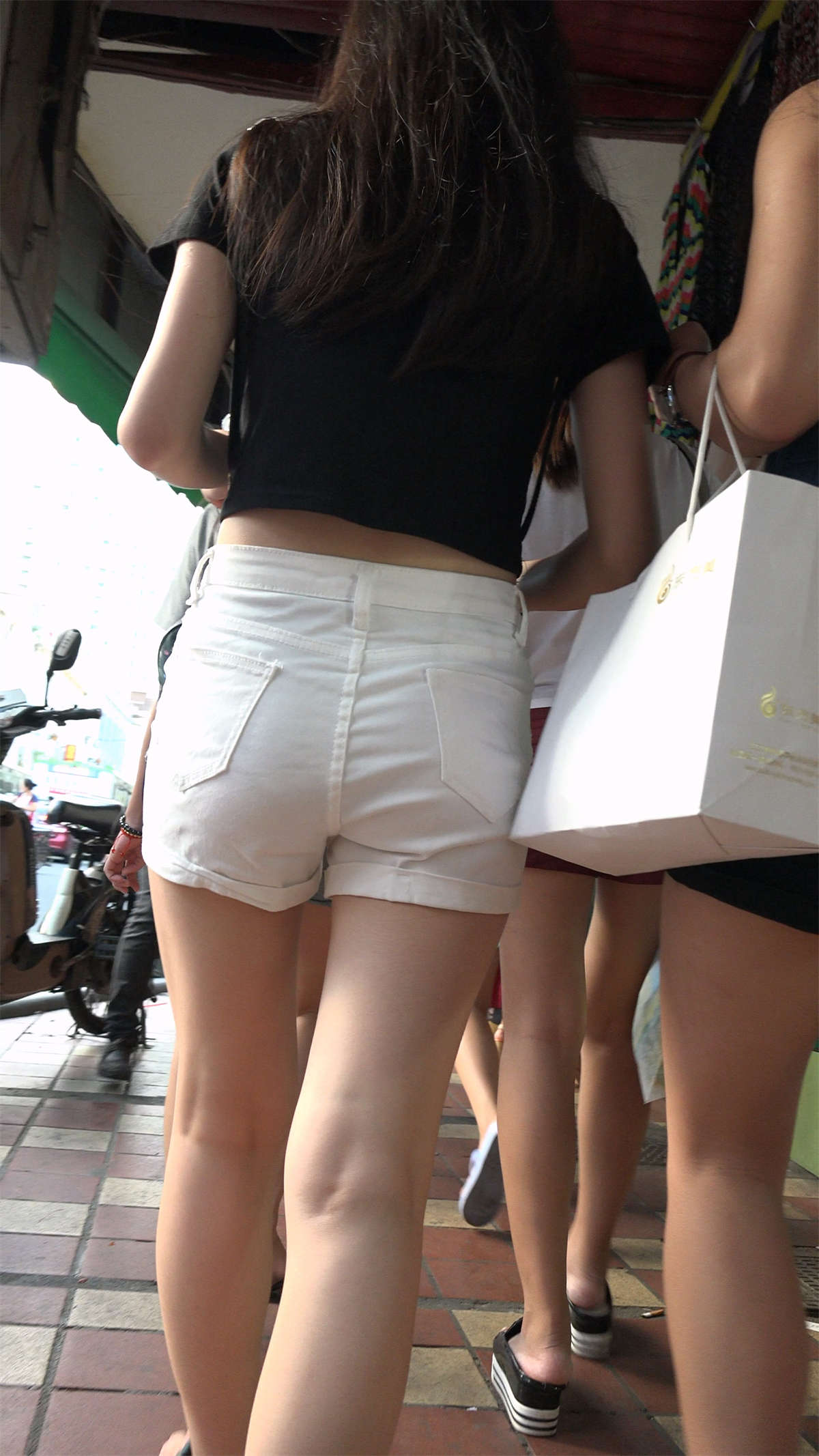 图片[2]-性感美腿白短热裤街拍美女姐姐-日更街拍