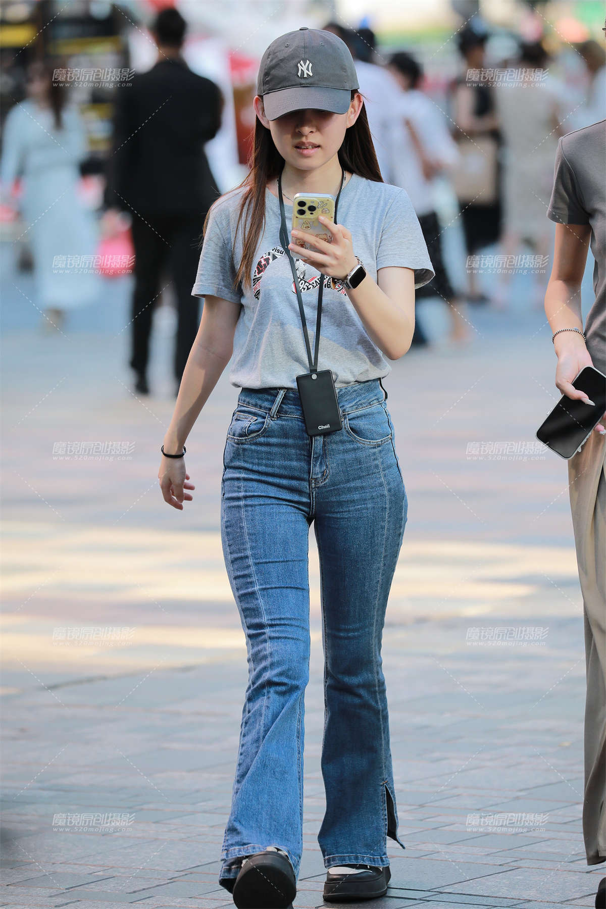 图片[2]-紧身蓝色牛仔裤-日更街拍