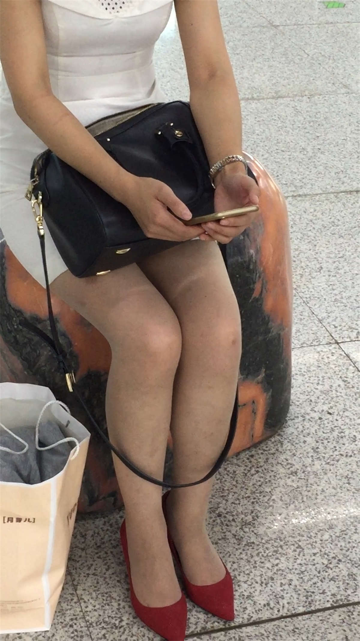 图片[2]-街拍肉丝红高跟MM-日更街拍