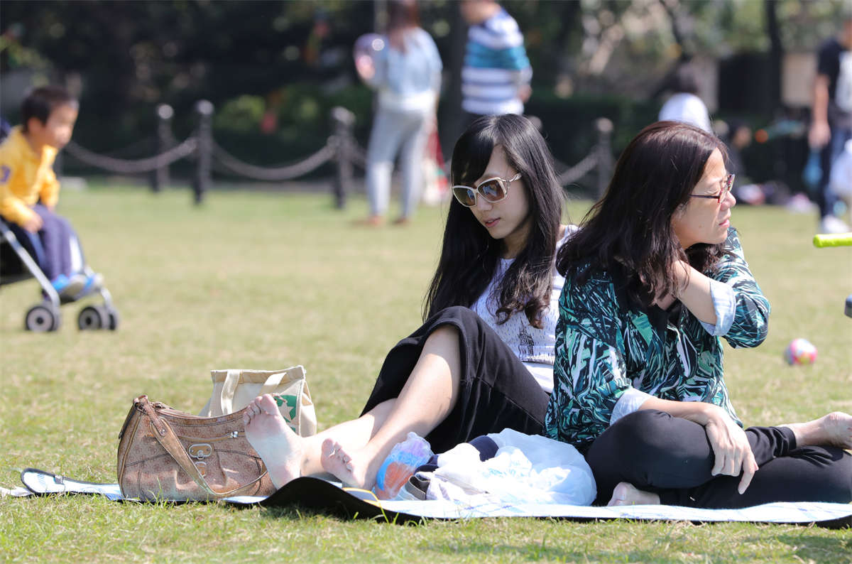 图片[2]-踏青公园街拍系列No.1110 超凡脱俗的清新美女却有着一双口味略重的X感劲足 第1套-日更街拍