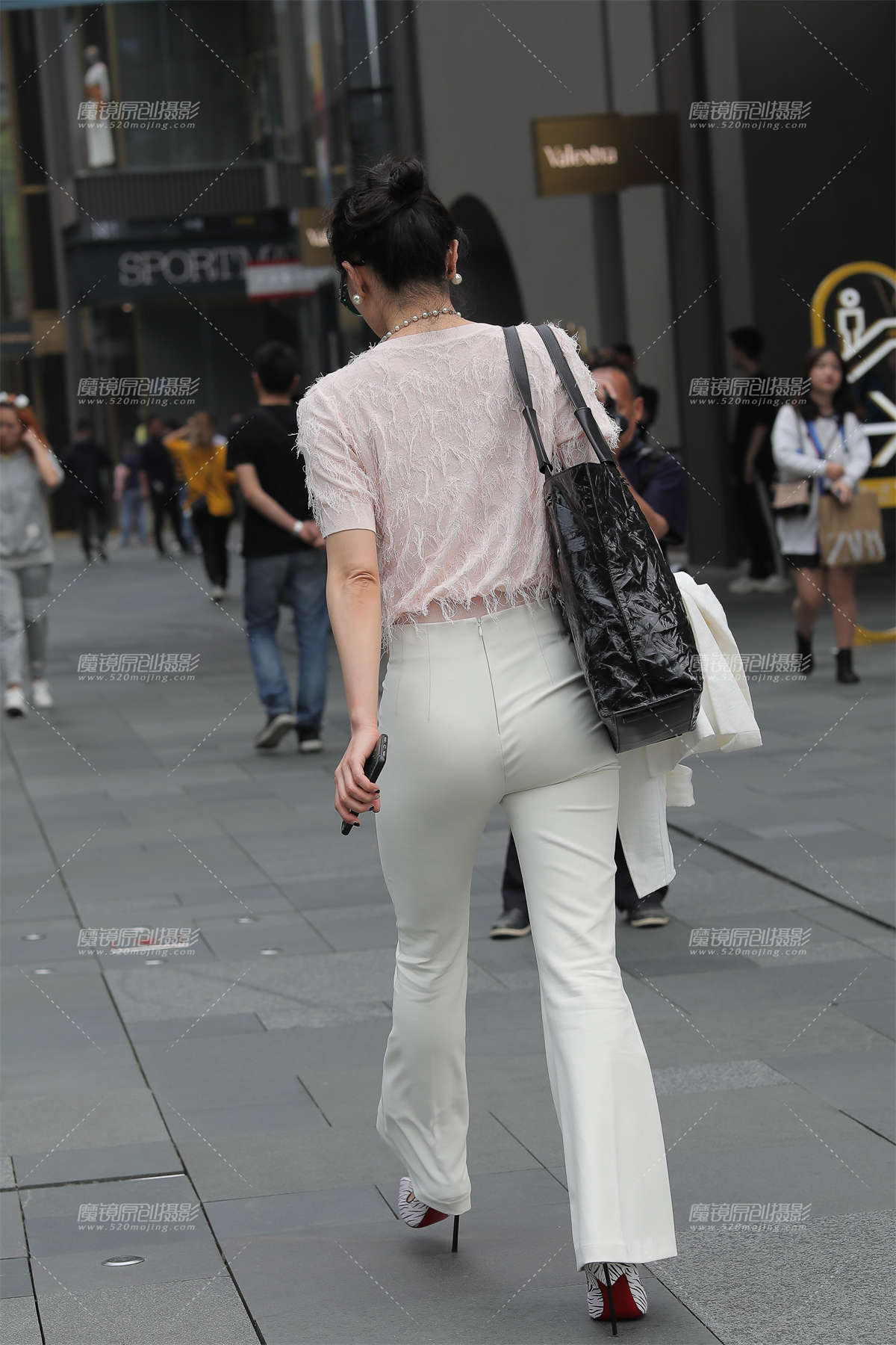 图片[2]-【凯恩赛贴】美女的紧身喇叭裤 很显臀-日更街拍