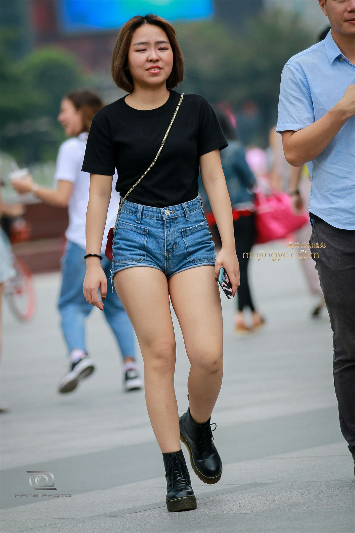 臀部有些丰满-日更街拍