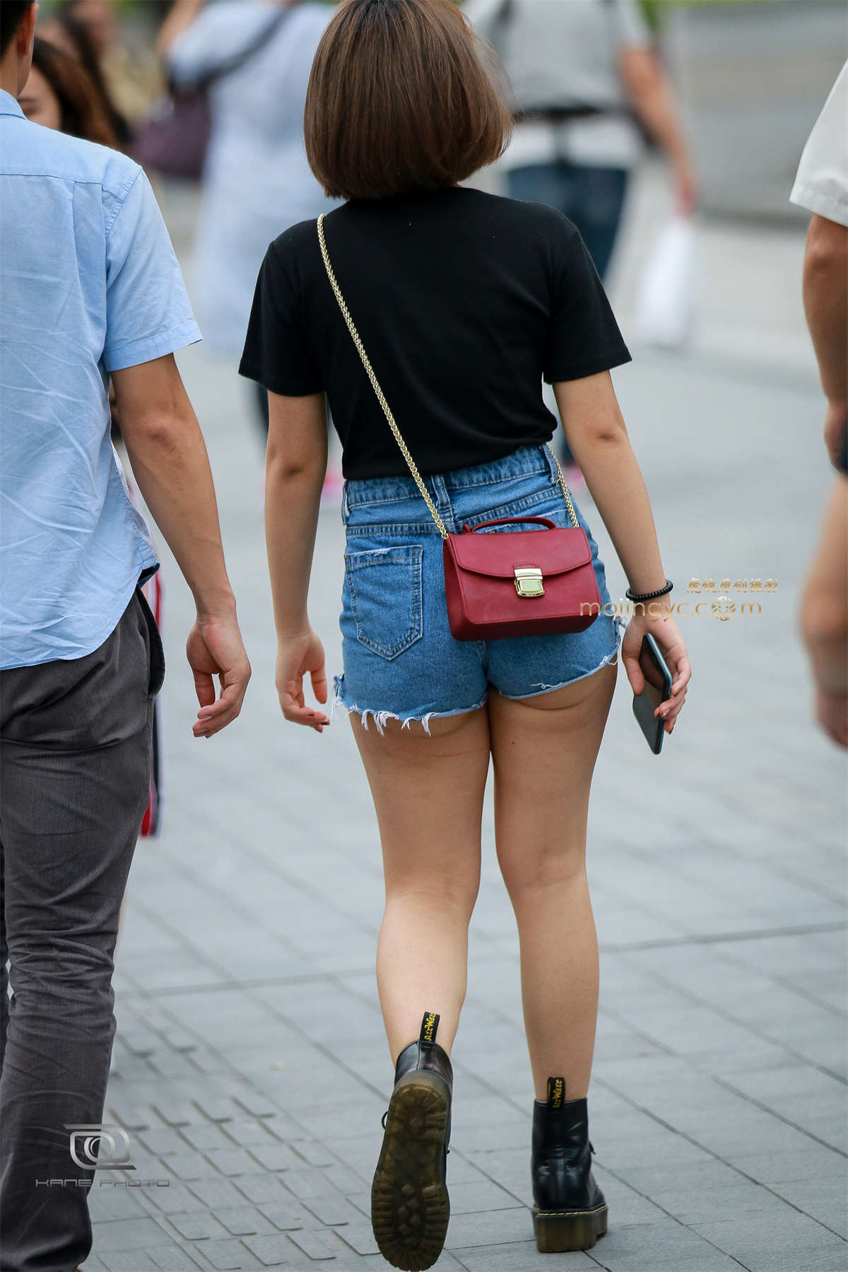 图片[2]-臀部有些丰满-日更街拍