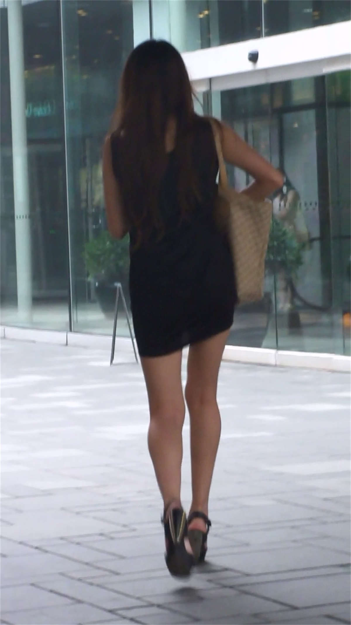 图片[2]-街拍美女性感白皙的美腿-日更街拍