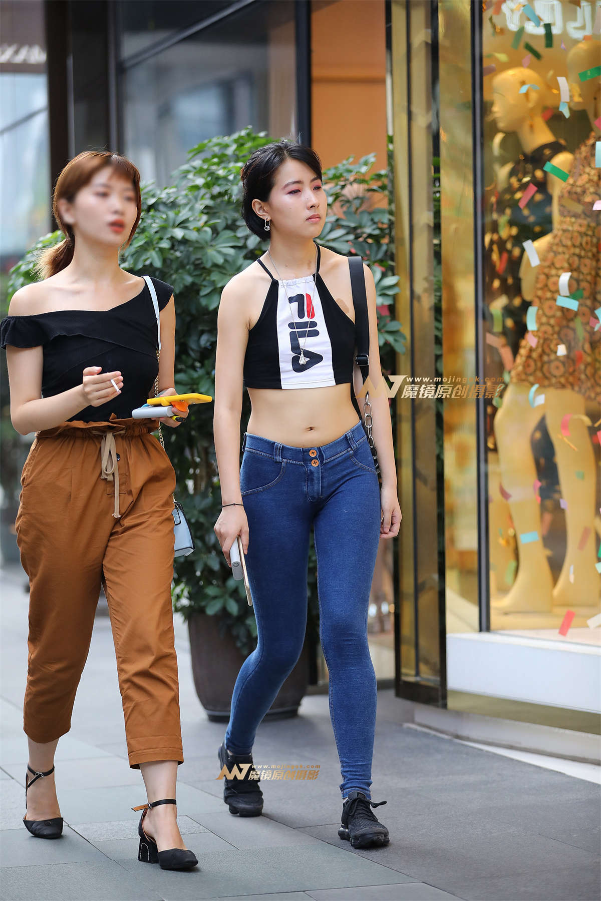 【视觉冲击赛帖】超短露背心+紧致蜜桃裤MM-日更街拍