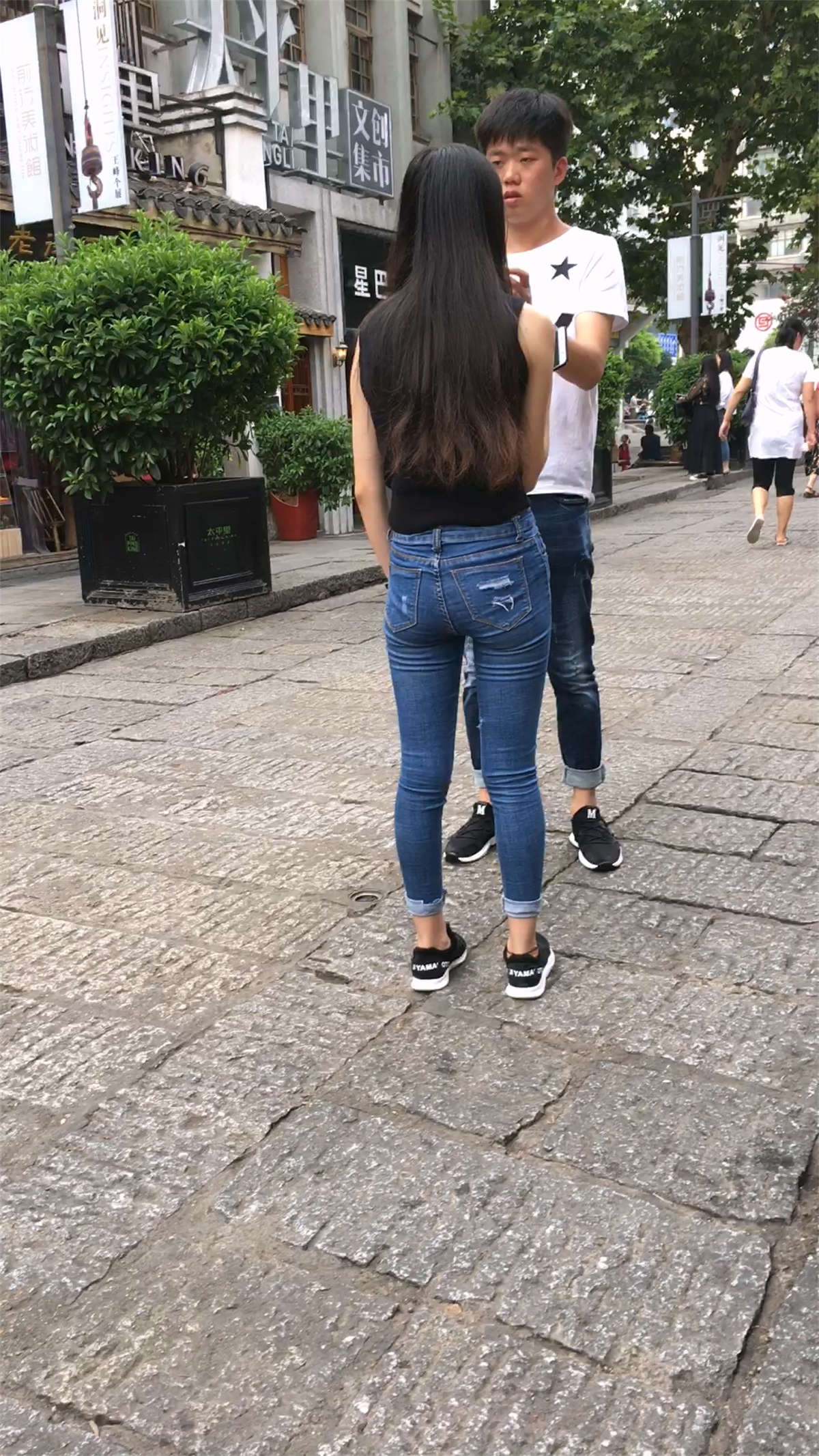牛仔紧身美女-日更街拍