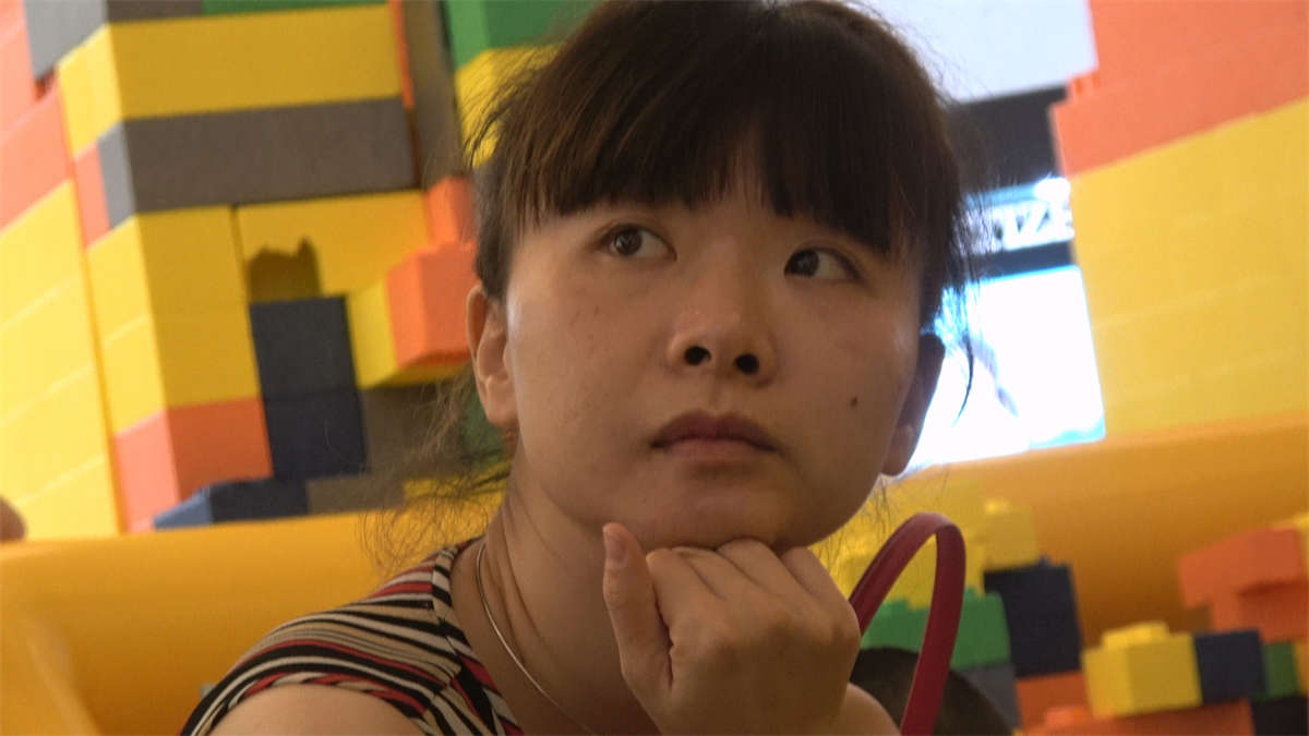 图片[2]-儿童游乐场里的辣妈-日更街拍