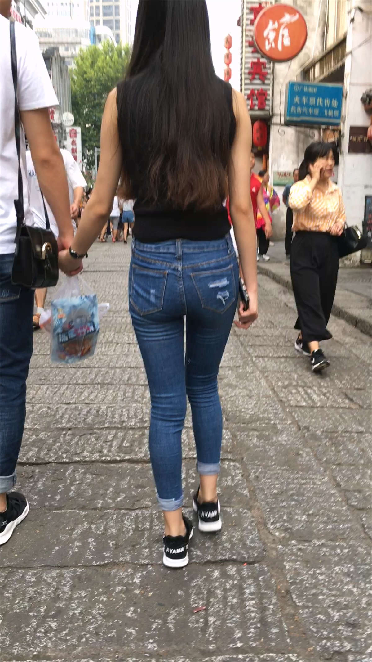 图片[2]-牛仔紧身美女-日更街拍